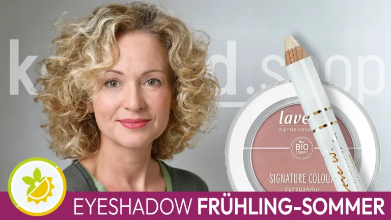 The portrait of a woman with blonde hair and the typical facial features of a spring-summer type next to an eyeshadow in a suitable colour. In front of this is the Komood symbol for the spring-summer colour type and the inscription Eyeshadow Spring-Summer.