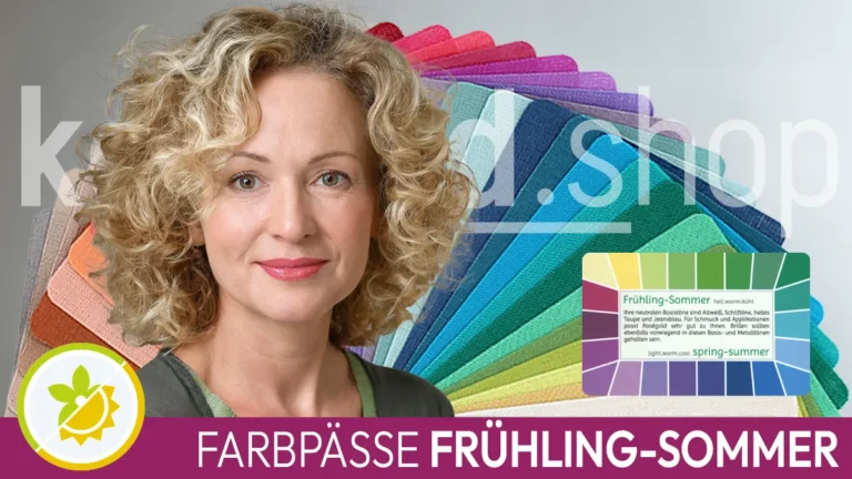 The portrait of a woman with blonde hair and the typical facial features of a spring-summer type next to a spring-summer colour passport. In front of it is the Komood symbol for the spring-summer colour type and the inscription Spring-summer colour passports.