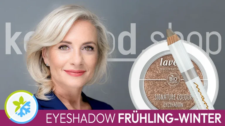 das Portrait einer Frau mit hellblonden Haaren und den typischen Gesichtsmerkmalen eines Frühling-Wintertyps neben einem farblich geeigneten Eyeshadow. Davor das Komood-Symbol für den Farbtyp Frühling-Winter und die Aufschrift Eyeshadow Frühling-Winter.
