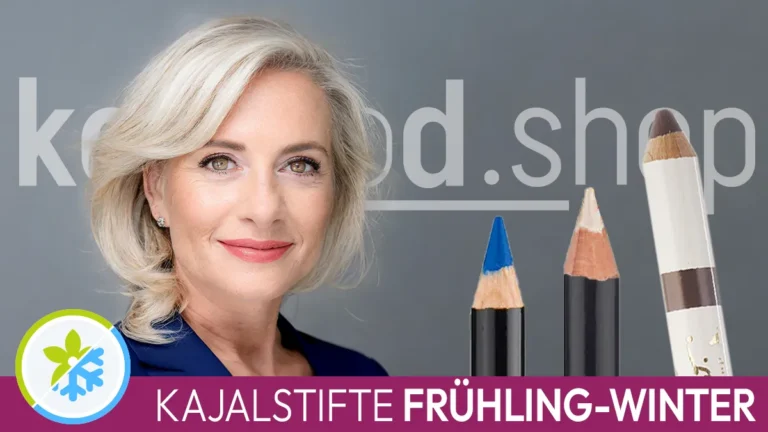 das Portrait einer Frau mit hellblonden Haaren und den typischen Gesichtsmerkmalen eines Frühling-Wintertyps neben drei farblich geeigneten Kajalstiften. Davor das Komood-Symbol für den Farbtyp Frühling-Winter und die Aufschrift Kajalstifte Frühling-Winter.