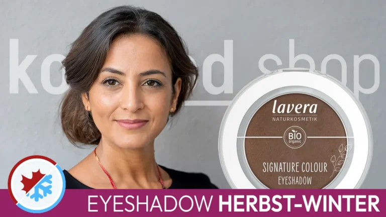 The portrait of a woman with brown hair and the typical facial features of an autumn-winter type next to an eyeshadow in a suitable colour. In front is the Komood symbol for the autumn-winter colour type and the inscription Eyeshadow Autumn-Winter.