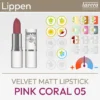 Immagine del prodotto per il rossetto Velvet Matt Pink Coral 05 di lavera composta da un'immagine del prodotto e da una panoramica dei simboli Komood, che rappresentano i tipi di colore corrispondenti del sistema dei tipi a 10 colori e del sistema dei tipi a 12 colori per questo rossetto. Prodotto del komood.shop.