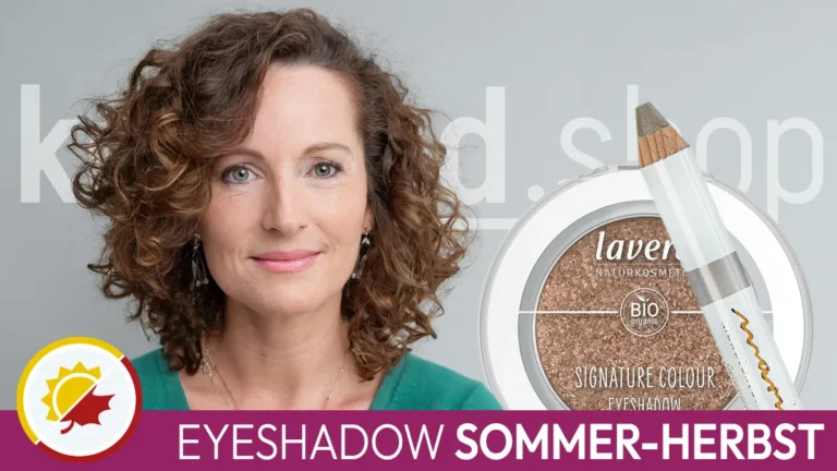Portrait of a woman with light brown hair and the typical facial features of a summer-autumn type next to an eyeshadow in a suitable colour. In front of it, the Komood symbol for the summer-autumn colour type and the inscription Eyeshadow Summer-Autumn.