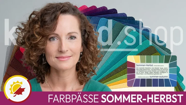 Portrait of a woman with light brown hair and the typical facial features of a summer-autumn type next to a summer-autumn colour passport. In front of it is the Komood symbol for the summer-autumn colour type and the inscription Summer-autumn colour passports.