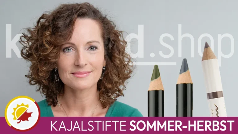 Portrait of a woman with light brown hair and the typical facial features of a summer-autumn type next to three suitable coloured eyeliner pencils. In front is the Komood symbol for the summer-autumn colour type and the inscription Kajal pencils summer-autumn.