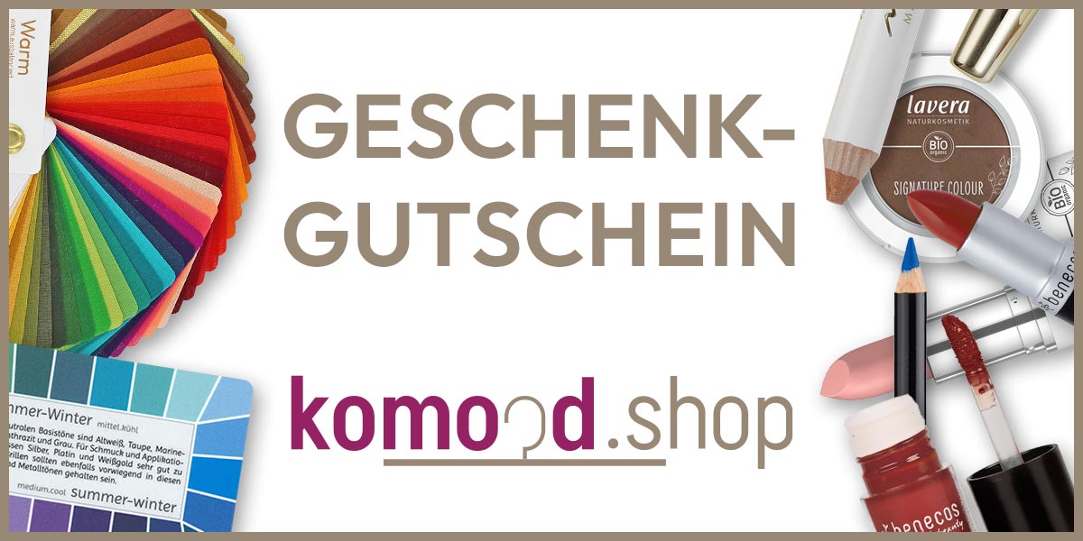 Abbildung eines virtuellen Geschenkgutscheins aus dem komood.shop. Umrandung durch Farbpässe und -fächer, Lippen- und Kajalstifte und weiteren Naturkosmetik-Produkten. Angebot aus dem komood.shop.