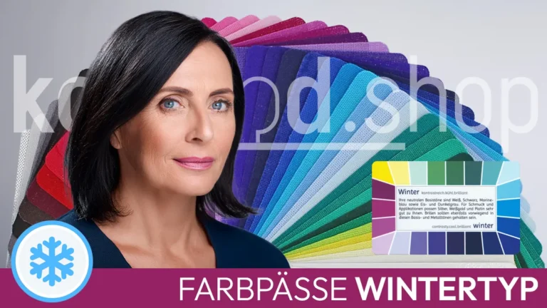 das Portrait einer schwarzhaarigen Frau mit den typischen Gesichtsmerkmalen eines Wintertyps neben einem Kartenfarbpass der Serie Loop vor einem offenen Farbfächer der Serie Neo XL sowie das Komood-Symbol für den Farbtyp Winter und der Aufschrift Farbpässe Wintertyp